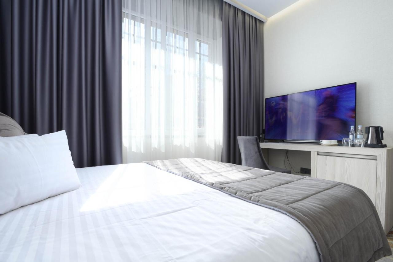 Bourbon Boutique Hotel Erivan Exterior foto